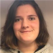 Profesora que imparte clases a niños y niñas de 6 a 11 años